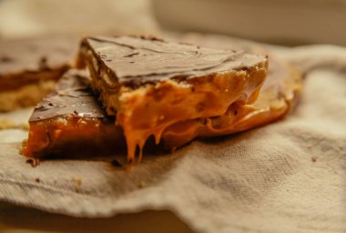 Çikolatalı pasta plaka üzerinde. Üstten Görünüm.