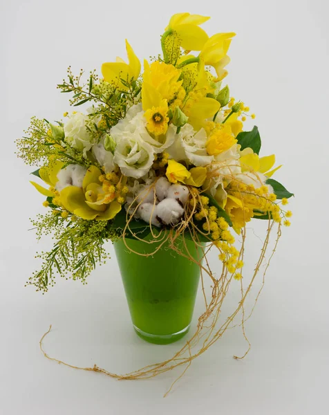 Bouquet jaune, composition, jonquilles, lysanthes, Pâques — Photo