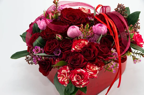 Fleuriste travail avec ranunculus, cadeau de Saint Valentin, fleurs redfo — Photo