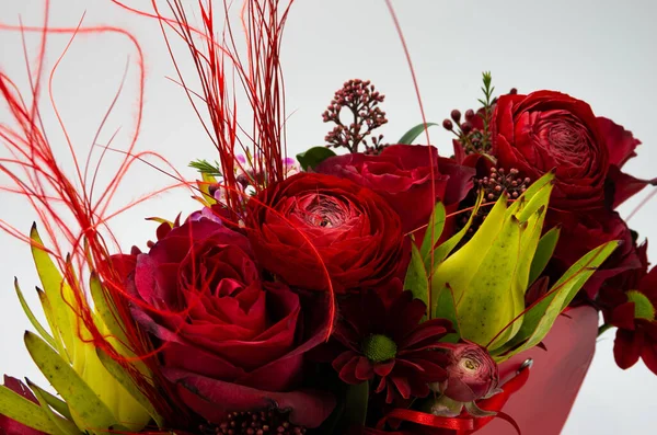 Fleuriste travail avec ranunculus, cadeau de Saint Valentin, fleurs redfo — Photo