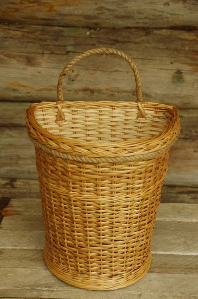 Cesta para colgar en el suelo de la tabla de fondo con fondo de madera — Foto de Stock