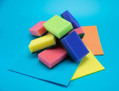 Mavi arkaplanda giysiler temizleniyor