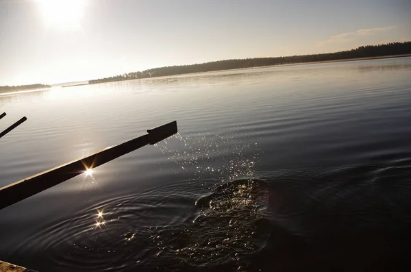 Paseo en barco, sol de remo en el lago —  Fotos de Stock