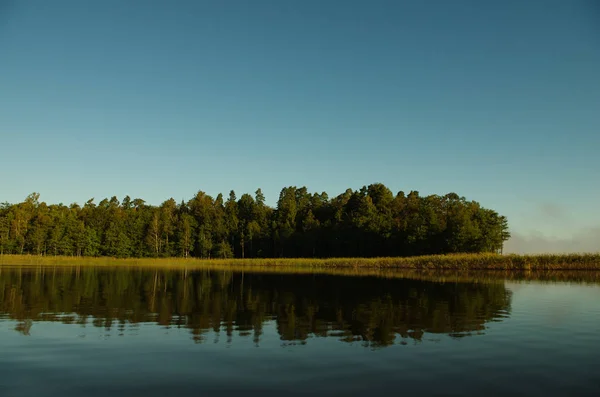 섬 과 숲 이 있는 호수 — 스톡 사진
