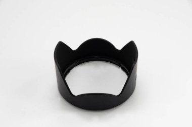 Beyaz arkaplanda siyah güneş kremi, foto