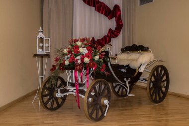 Sahnede çiçeklerle süslenmiş karnaval, eski lamba