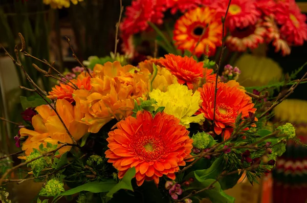Ανθοπωλείο Προετοιμασμένο Λουλούδι Ανθίσει Ανθοπωλείο Εργασία Wirth Πορτοκαλί Ζέρμπερα — Φωτογραφία Αρχείου