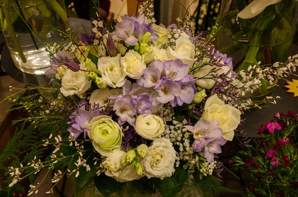 Fleuriste Préparé Floraison Travail Fleuriste Avec Ranunculs Blanc — Photo