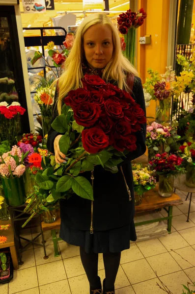 Fille Avec Des Roses Rouges Dans Magasin Fleurs Avec Des — Photo