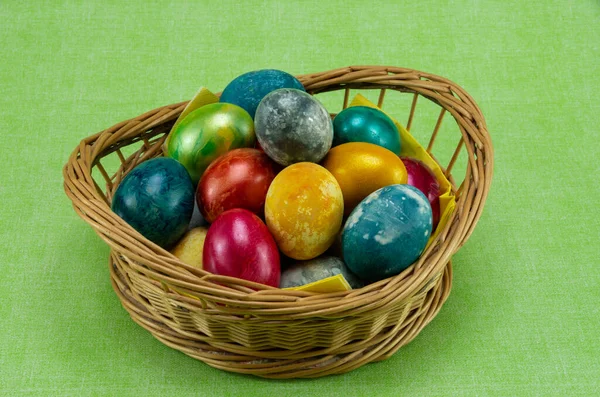 Pascua Huevos Pintados Colores Una Canasta Mimbre Sobre Fondo Verde —  Fotos de Stock