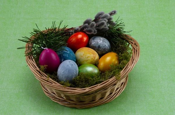 Wielkanoc Kolorowe Malowane Jajka Wiklinowym Koszu Mchem Zielone Tło Świecą — Zdjęcie stockowe