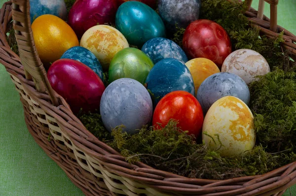 Pascua Huevos Pintados Colores Una Canasta Mimbre Con Musgo Sobre —  Fotos de Stock