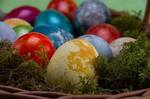 Pascua Huevos Pintados Colores Una Canasta Mimbre Con Musgo Sobre —  Fotos de Stock