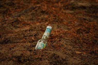 Şırıngalarla, atıklarla, ormanlarla dolu eski bir şişe.