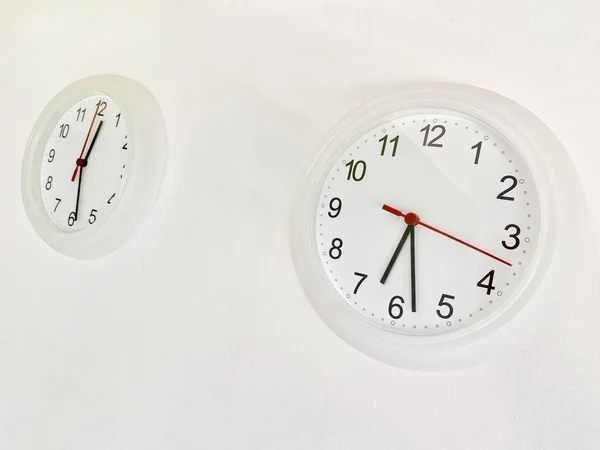 Beyaz arka plan üzerinde izole iki de saat