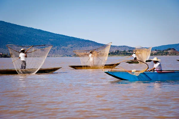 Pescador con red de pesca de mariposas en un lago, Isla Janitzio, México —  Fotos de Stock