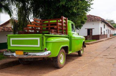 Eski kasabadaki eski yeşil minibüs