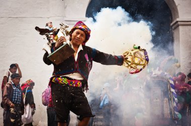 Chichicastenango, Guatemala 'daki popüler festival kilisenin önünde havai fişek gösterisi