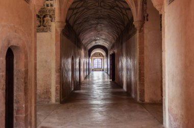 Eski manastırın iç koridoru.