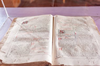 Latince yazılmış antik bir kitap