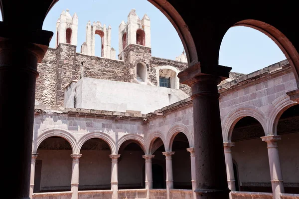 İçinde kemerler olan eski manastır.