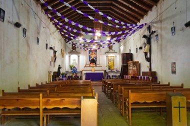 Meksika 'da festival için dekore edilmiş bir kilise.