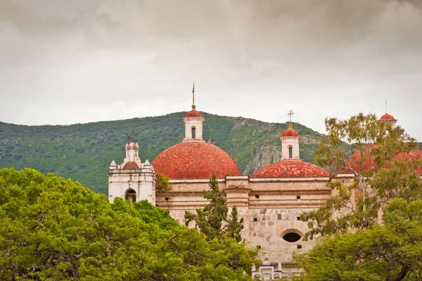 Meksika 'daki eski kilise, kırmızı çatılı.