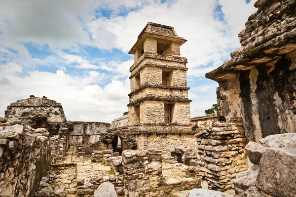 考古学的地域のパレンケの遺跡のマヤ塔 — ストック写真
