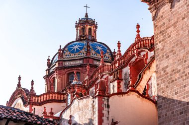 Taxco, Meksika 'daki Santa Prisca Kilisesi' nin dış kubbesi.
