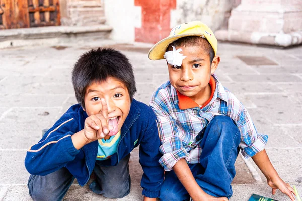 Niños Jugando Con Una Gorra Amarilla Golpe Cabeza México —  Fotos de Stock