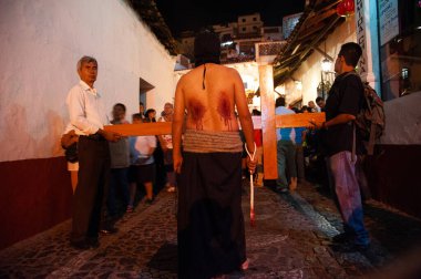 Taxco, Meksika, 1 Nisan 2011: Günahlarının kefareti ve cezası olarak belini kıran dini bir tövbekar