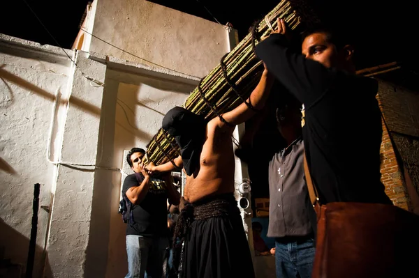 Taxco Mexico April 2011 Penitents Carry Bramble Weight Shoulders — Stock Photo, Image