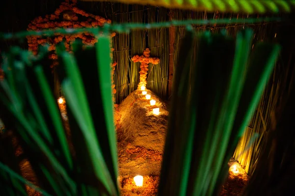 Tumba Con Una Cruz Iluminada Por Velas Flores Una Ceremonia — Foto de Stock