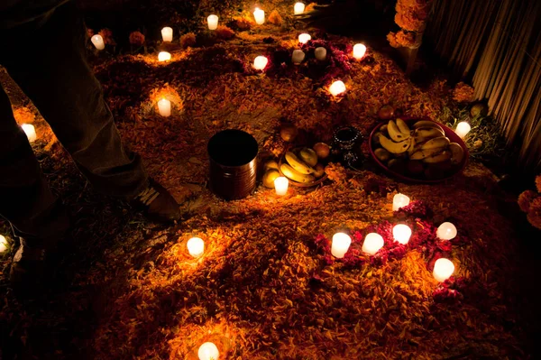 Tomb Cross Illuminated Candles Mexican Offerings You Can See Feet — Stock Photo, Image