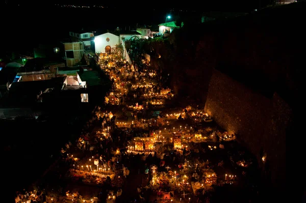 Patzcuaro 'daki gece mezarlığının havadan görünüşü mumlarla aydınlatılmış.