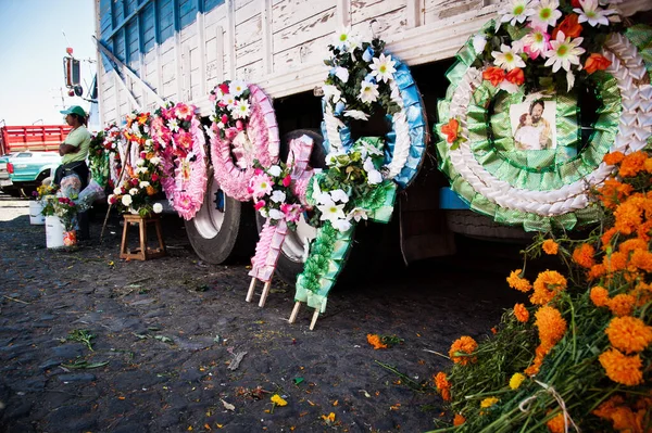 Patzcuaro Mexico November 2011 Truck Colorful Flowers Wreaths Burials Religious — Stock Photo, Image