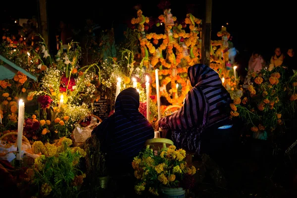 在死者的日子里 老太太们拿着蜡烛和鲜花守护着死者 — 图库照片