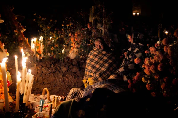 Patzcuaro Mexic Noiembrie 2011 Bătrâne Care Veghează Asupra Morților Ziua — Fotografie, imagine de stoc