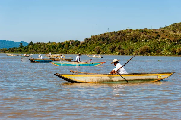 Patzcuaro, Meksika, 1 Kasım 2011: Patzcuaro Gölü 'nde balıkçı tekneleri