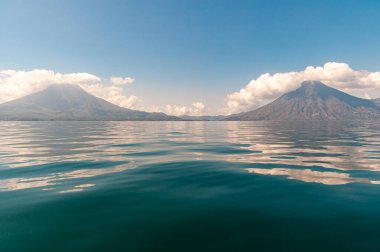 Sakin Atitlan Gölü iki bulutlu volkanla çevrili.