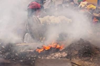 Chichicastenago, Guatemala, 25 Mart 2012: Yerel pazarda yangın çıkaran yerli kadın