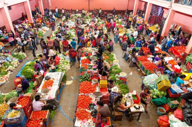 Chichicastenago, Guatemala, 25 Mart 2012: Chichiscastengo 'da yerel sebze pazarı, çeşitli renklerde meyve ve sebzeler