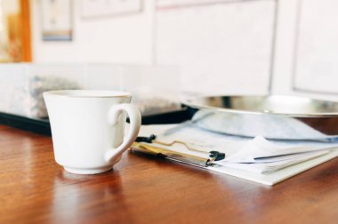 Kahve sehpasının üzerinde notlar olan bir fincan kahve.