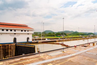 Panama kapıları bir tarafta suyla kapalı.