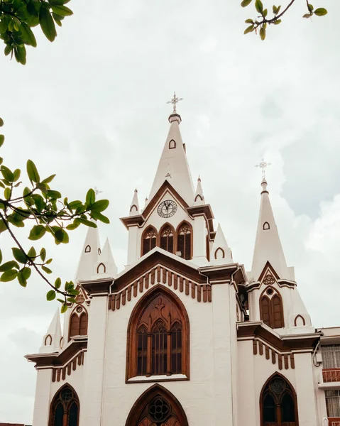 Kolombiya 'da ahşap pencereli ve sivri çatılı kilise.