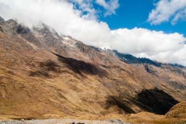 Tepesinde bulutlar olan And manzarası