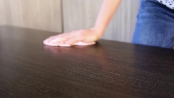 Femme essuie la poussière de la table — Video