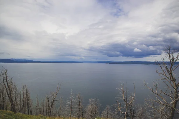 Йеллостонское Озеро Облаками Голубое Небо Дождливые Облака Наверху Вид Холмы — стоковое фото