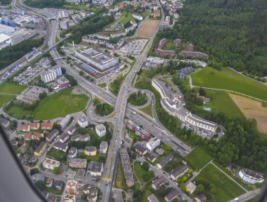 Uçak penceresinden şehrin hava görüntüsü. Avrupa 'da küçük binalar ve yollar. Seyahat hayatı ve hafıza kartı. Tatilden. Kasaba altyapısı.