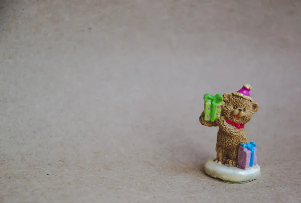Kleine Bärenstatue Mit Geburtstagsgeschenken Auf Braunem Hintergrund Grußkarte Mit Leerem — Stockfoto